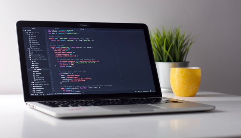 Un designer che lavora sulla compressione delle immagini con strumenti software moderni