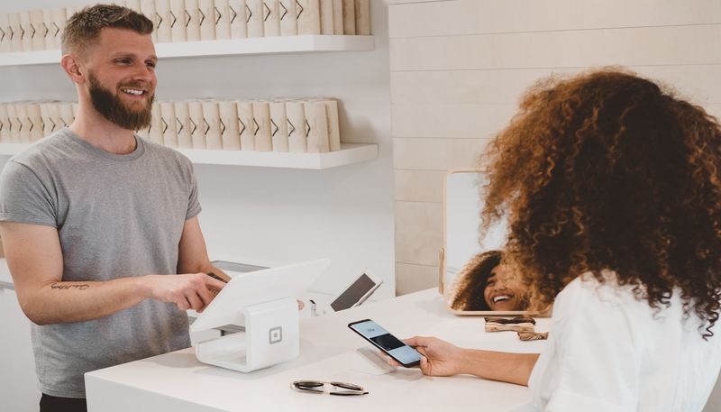 Immagine che mostra un cliente frustrato dalle spese di spedizione nascoste