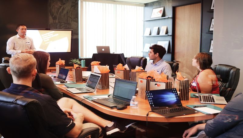 Immagine che rappresenta una discussione tra qualità e prezzo in una web agency